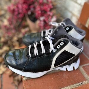 Reebok Men's Black and White Athletic Sneakers. Mens 5.5 or women’s 7